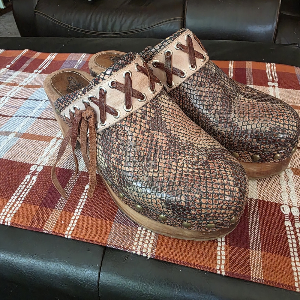 Snakeskin Pattern Shoes - Picture 6 of 6